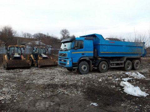 Inchiriez buldoexcavator si autobasculanta